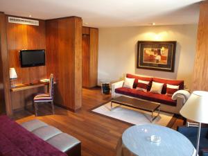 埃尔巴科-德阿维拉Hospedium Hotel Mirador de Gredos的带沙发和电视的客厅