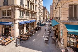 里昂Le Carré Mercière , Appartements de Luxe au cœur de Lyon, Loft et Studio的城市街道上方的建筑景观