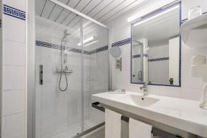 伊维萨镇索尔亚伟恩图瑟尼特及爱帕特思酒店的白色的浴室设有水槽和淋浴。