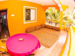 莫尔吉姆Orange Villa的客厅配有沙发和粉红色的桌子
