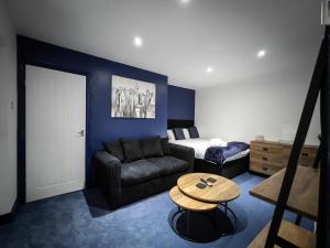 KillingworthNewly Refurbished 6 Person En-suite Apartment Tyne & Wear Newcastle Upon Tyne的客厅配有沙发和桌子