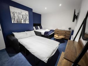 KillingworthNewly Refurbished 6 Person En-suite Apartment Tyne & Wear Newcastle Upon Tyne的小房间设有一张床和一张桌子