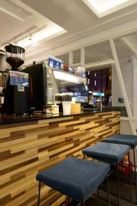 台北铂泊客旅店的一间带2个蓝色座位的柜台的餐厅