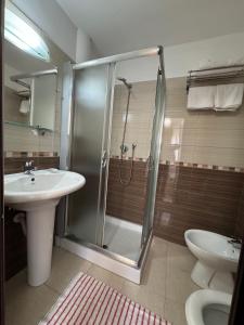 斯库台卡杜库酒店的带淋浴、盥洗盆和卫生间的浴室