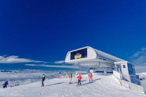 DeutschbergGerlitzen, Kanzelhöhe, Über den Wolken, Haus Enzian的一群人乘雪上滑雪升降机