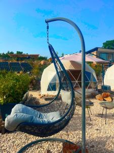 拉多维奇Glamping ROSE (Luštica Bay)的游乐场的秋千和帐篷