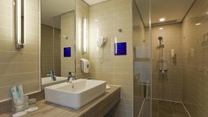 西安西安高新智选假日酒店的一间带水槽和淋浴的浴室