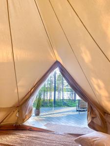 BjörklidenLaplandLiv Glampingtent with private sauna at the lake!的享有庭院景致的帐篷