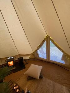 BjörklidenLaplandLiv Glampingtent with private sauna at the lake!的带帐篷的房间,配有带照明的窗户