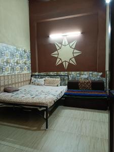 阿姆利则SIDHU GUEST HOUSE double bed attach bathroom room的一间设有两张床的房间,墙上有一星星星