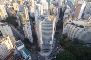 圣保罗Hotel Nacional Inn Jaragua Sao Paulo的城市中一座大建筑的空中景观