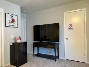 萨克拉门托Cozy Suite with On Site Parking Close to Downtown and UC Davis Medical Center的客房配有平面电视和带桌子的西德西德西德西德西德西德西德西德西德西德西德西德西德西德西德西德西德西德西德西德西德西德西德西德西德西德西德西德西德西德西德西德西德西德西德西德西德西德西德西德西德西德西德西德西德西德西德西德西德西德西德西德西德西德西德西德西德西德西德西德西德西德西德西德西德西德西德西德西德西德西德西德西德西德西德西德西德西德西德西德西德西德西德西德西德西德西德西德西德西德西德西德西德西德西德西德西德西德西德西德西德西德西德西德西德西德西德西德西德西德西德西德西德西德西德西德西德西德西德西德西德西德