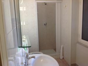 巴勒莫凯沃尔酒店的一间带水槽、卫生间和淋浴的浴室