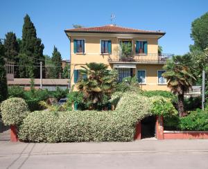 马格拉Atika & Atif - Antica Villa Graziella Venice的前面有大 ⁇ 的房子