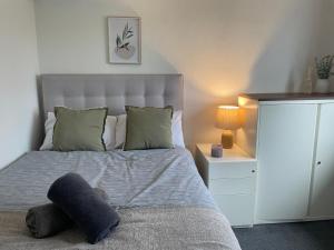 曼彻斯特Cosy 2-Bed House in Ancoats Manchester!的卧室里设有一张床,上面有一只动物