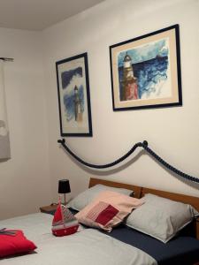 波尔Apartments Eti的卧室配有一张墙上有两张照片的床。