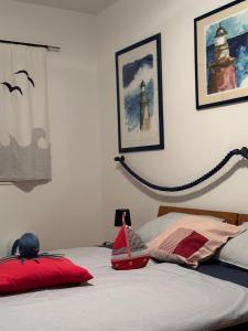 波尔Apartments Eti的卧室配有一张墙上有两张照片的床。
