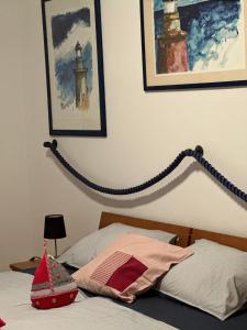 波尔Apartments Eti的一间卧室配有一张带灯具和绘画的床