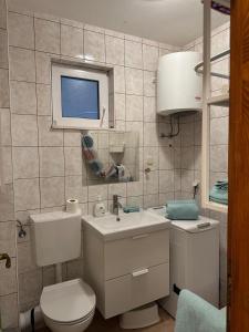 波尔Apartments Eti的浴室配有白色卫生间和盥洗盆。