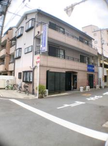 大阪HOSTEL198的街道拐角处的建筑物