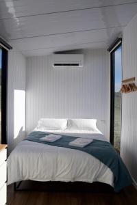 亚拉腊Montara Views 5的一间卧室配有一张大床和两条毛巾