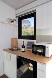 亚拉腊Montara Views 5的厨房配有微波炉、水槽和窗户。
