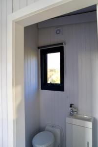 亚拉腊Montara Views 5的一间带卫生间和窗户的浴室