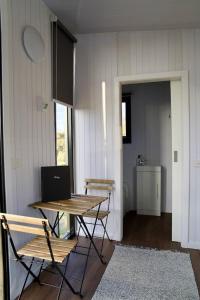 亚拉腊Montara Views 6的带厨房的客房内的桌椅