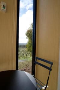 亚拉腊Montara Views 6的窗户前的椅子,享有田野的景色