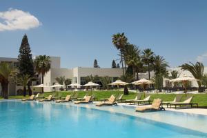 甘达坞伊港Iberostar Selection Diar El Andalous的一个带躺椅和遮阳伞的大型游泳池