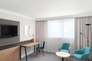 赫默尔亨普斯特德Holiday Inn Hemel Hempstead M1, Jct. 8, an IHG Hotel的酒店客房配有书桌和2把椅子