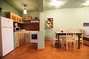 瓦西Levantes Houses的厨房配有桌子和白色冰箱。