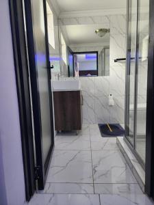 肯普顿帕克Duplessis Lodge的带浴缸、水槽和镜子的浴室