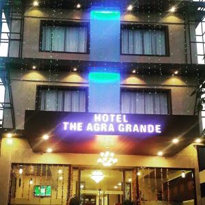 阿格拉Hotel Agra Grande By Goyal Hoteliers的一家晚上点亮的宏伟酒店