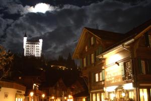 格施塔德罗斯黎酒店的城市的一座有灯光的建筑