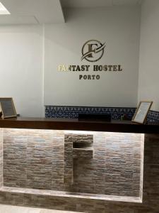 波尔图Fantasy Hostel Porto的药剂师学专家的标志