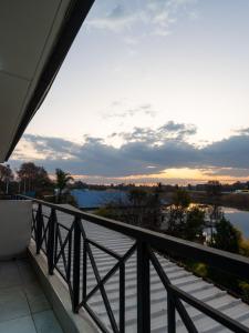 伯诺尼ANEW Hotel & Convention Centre OR Tambo Johannesburg的享有水景的阳台