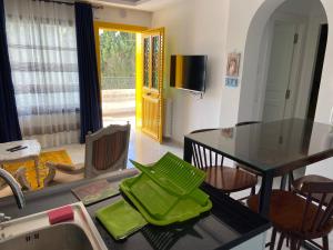 拉马萨Marsa - Sidi Bousaid Lovely Authentic Apartment的一间带桌子的厨房和一间餐厅