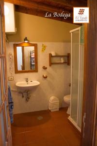 布埃纳维斯塔德尔诺尔特阿罗加弥陀萨尔瓦多特哈酒店的一间带水槽、卫生间和镜子的浴室