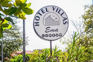 锡瓦塔塔内霍Hotel Villas Ema的磨坊村水母标志