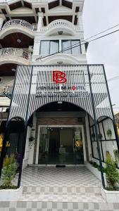 万象VIENTIANE BB Hostel的前面有标志的建筑