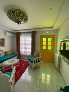 拉马萨Marsa-Sidi Bousaid Cosy Authentic Apartment的客厅配有床和沙发