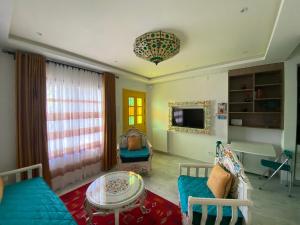 拉马萨Marsa-Sidi Bousaid Cosy Authentic Apartment的客厅配有沙发和桌子