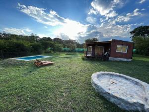 巴克罗斯La Josefina的一个大院子,有一个小房子和一个游泳池