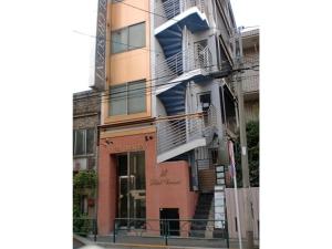 东京Business Hotel Crescent - Vacation STAY 49082v的建筑的一侧设有楼梯