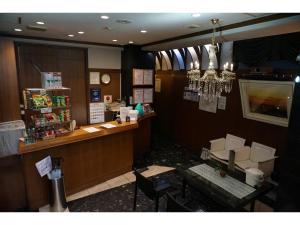 东京Business Hotel Crescent - Vacation STAY 49938v的一间带柜台和桌椅的餐厅