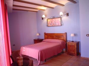 赫亚德亚尔瓦拉辛Apartamentos Turísticos Pepe的一间卧室配有一张带粉红色床罩的床