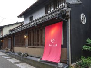 MinoMachiya Hotel oyado baison的建筑物一侧的红旗