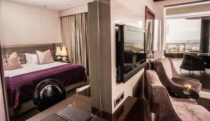 德班马斯格雷夫海岛酒店的配有一张床和一台平面电视的酒店客房