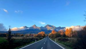 Nižné HágyChata Anna的一条空的山路,背景是